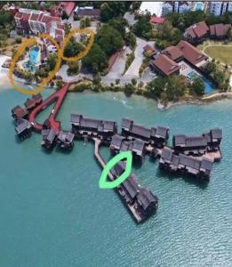 珍南海滩Renovated 2 Bedroom Seavilla for 6pax的绿圈在水中 ⁇ 染一个度假胜地