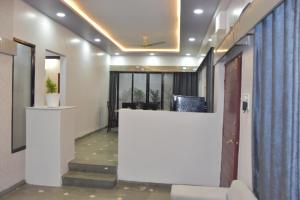 印多尔Leela Homestay Indore - Tulip - 2 BHK Luxury apartment的办公室设有走廊、楼梯和前台