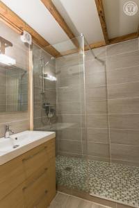 泰尔米尼翁LA DENT PARRACHEE的一间带水槽和玻璃淋浴的浴室