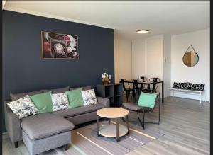 布里斯班South bank Serviced Apartments的客厅配有沙发和桌子