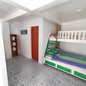 BolinaoApartment in Holidays Beach Resort的一间卧室配有两张双层床。