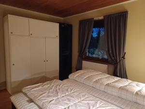 基律纳Kiruna accommodation Läraregatan 19 b的一间卧室设有一张床和一个窗口