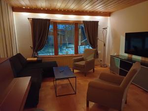基律纳Kiruna accommodation Läraregatan 19 b的客厅配有沙发、椅子和电视