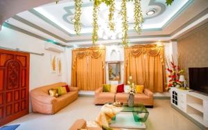 宿务Spacious House in Talamban, Cebu City的客厅配有两张沙发和一台电视机