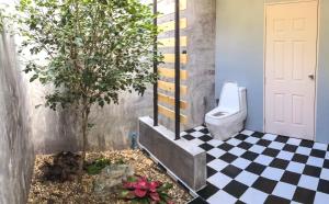 Takua ThungBangnu Greenery Resort的一间带卫生间的浴室以及黑白格子地板。