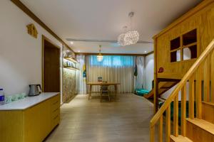 深圳深圳华侨城甘坑古镇小凉帽之家酒店的带楼梯的房间和带桌子的厨房