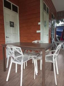 瓜拉丁加奴Bilik Bajet RM70-RM90的房屋门廊上的木桌和椅子