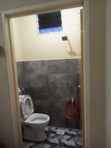 瓜拉丁加奴Bilik Bajet RM70-RM90的一间带卫生间和窗户的浴室