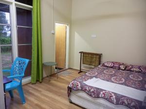 瓜拉丁加奴Bilik Bajet RM70-RM90的卧室配有床、椅子和窗户。