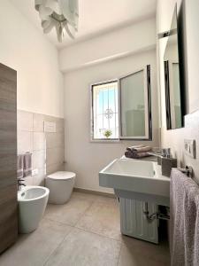 奥古斯塔Villa Flora, Piscina Esclusiva e Mare的白色的浴室设有水槽和卫生间。