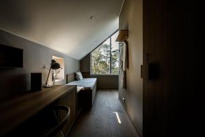 InkooHilltop Forest的小房间设有床和窗户