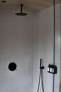 InkooHilltop Forest的带淋浴的浴室和白色瓷砖墙壁