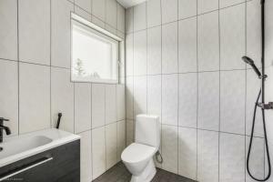 拉赫蒂Uusi huvila Lahdessa的一间带卫生间、水槽和窗户的浴室