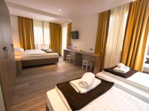 杜布罗夫尼克索尔旅馆的酒店客房配有两张床和一张书桌