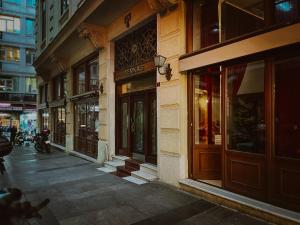伊斯坦布尔Dervish Han Boutique Hotel的一条拥有许多商店和建筑的城市街道