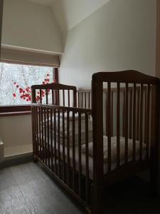 斯伽尔达梅德尼库纳敏斯酒店的窗户房间里一张婴儿床