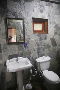 埃拉The Dream Inn的一间带水槽、卫生间和镜子的浴室