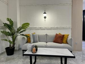 科尔多瓦Itaca Colón by Soho Boutique的带沙发和咖啡桌的客厅