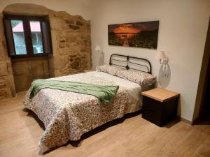 VedraO Rincón de Esther的一间卧室设有两张床,墙上挂着一幅画