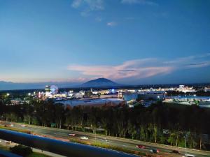 圣费尔南多Azure North at Ethan's Crib, Man-Made Beach, Mountain & City View的城市和高速公路的夜景