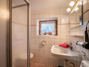 迈尔霍芬Chalet - Appartements Julitta的一间带水槽和镜子的浴室