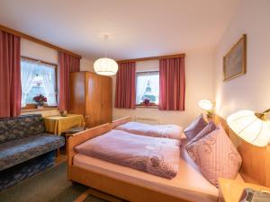 迈尔霍芬Chalet - Appartements Julitta的酒店客房,配有床和沙发