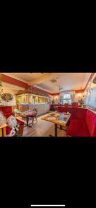 斯特兰拉尔海王星休息住宿加早餐旅馆的客厅配有红色的沙发和桌子
