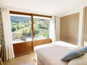 阿塔玛丽亚Spanish Connection - La Manga Golf Club的一间卧室设有一张床和一个大窗户