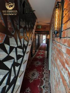 什恰夫尼察Szczawnica Residence "Nad Zdrojami" - In the Heart of Recreation 691-739-603的一条铺有红地毯的建筑走廊