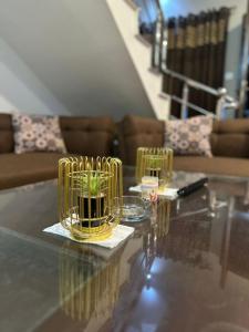 伊斯兰堡Sunrise Residence的上面有两只黄色花瓶的桌子