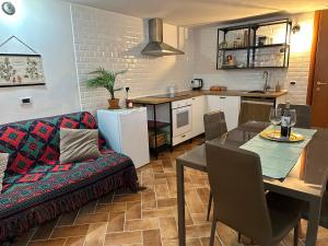 泰尔米尼洛Terminillo: appartamento ristrutturato的厨房以及带桌子和沙发的客厅。