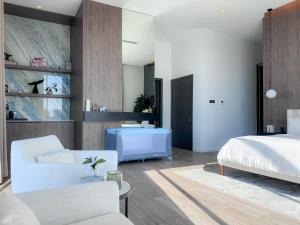 拉斯阿尔卡麦Villa 72 RAK的一间卧室设有一张床和一间客厅。