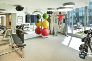 西雅图Pioneer Square studio w lounge gym nr bay SEA-587的健身房设有有氧器材和平面电视