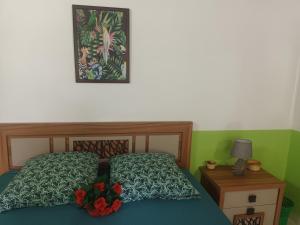 拉维尼亚山Lovely FLowers in Mount Lavinia的卧室配有一张床,墙上挂着一幅画