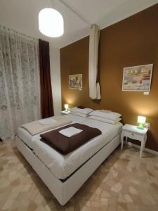 维琴察Zeljko's luxury hostel的一间卧室配有一张大床和两张桌子