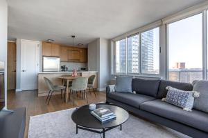 纽约Midtown West 2br w gym roofdeck nr Hudson NYC-1395的客厅配有沙发和桌子