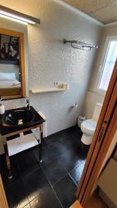 比亚雷亚尔Hello Villarreal Suites的一间带水槽和卫生间的浴室