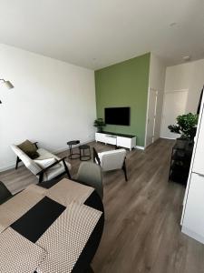 莱顿Da Costa 12A的客厅配有平面电视和沙发。