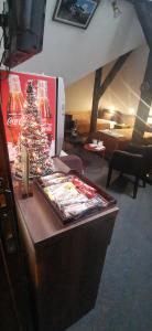 皮罗特Hotel style rooms & restaurant Pirocanac的客厅,桌子上放着圣诞树