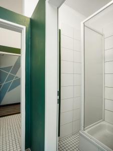 柏林EastSeven Berlin Hostel的带淋浴的浴室和玻璃门