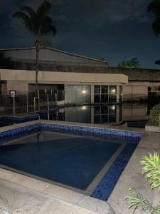 里约热内卢Apart Rio Centro的一座游泳池,在晚上在建筑物前