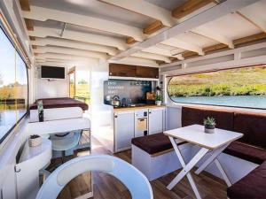 金洛伊Attractive houseboat in Kinrooi with terrace的带厨房、桌子和桌面的转角