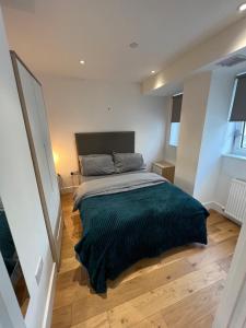 克罗伊登Trendy apartment in Croydon central的一间卧室配有一张带绿毯的床