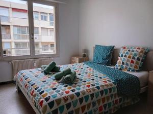 昂蒂布100m des plages centre Antibes的一间卧室设有一张床和一个窗口