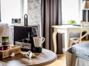 斯德哥尔摩弗雷斯酒店的客厅的桌子上咖啡壶
