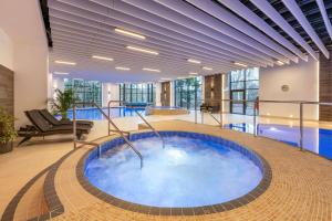 巴拉特Hilton Grand Vacations Club Craigendarroch Suites Scotland的大楼中央的大型热水浴池