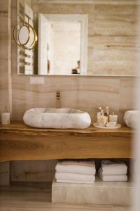 于尔居普Villa Boutique Cappadocia的浴室配有盥洗盆、镜子和毛巾