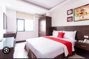 胡志明市Rita Hotel Home- Airport Tân Sơn Nhất- Cạnh Bệnh Viện Tâm Anh & Gần Quân Khu 7的一间卧室配有一张带红色毯子的大床