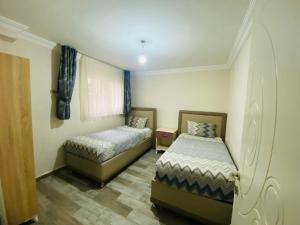 伊斯帕尔Melodi Hotel的一间卧室设有两张床和窗户。