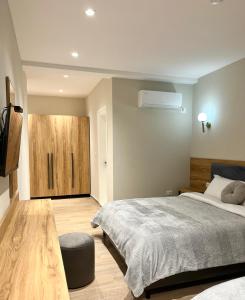 培拉特Mili Hotel的一间卧室配有一张床和一个木制橱柜